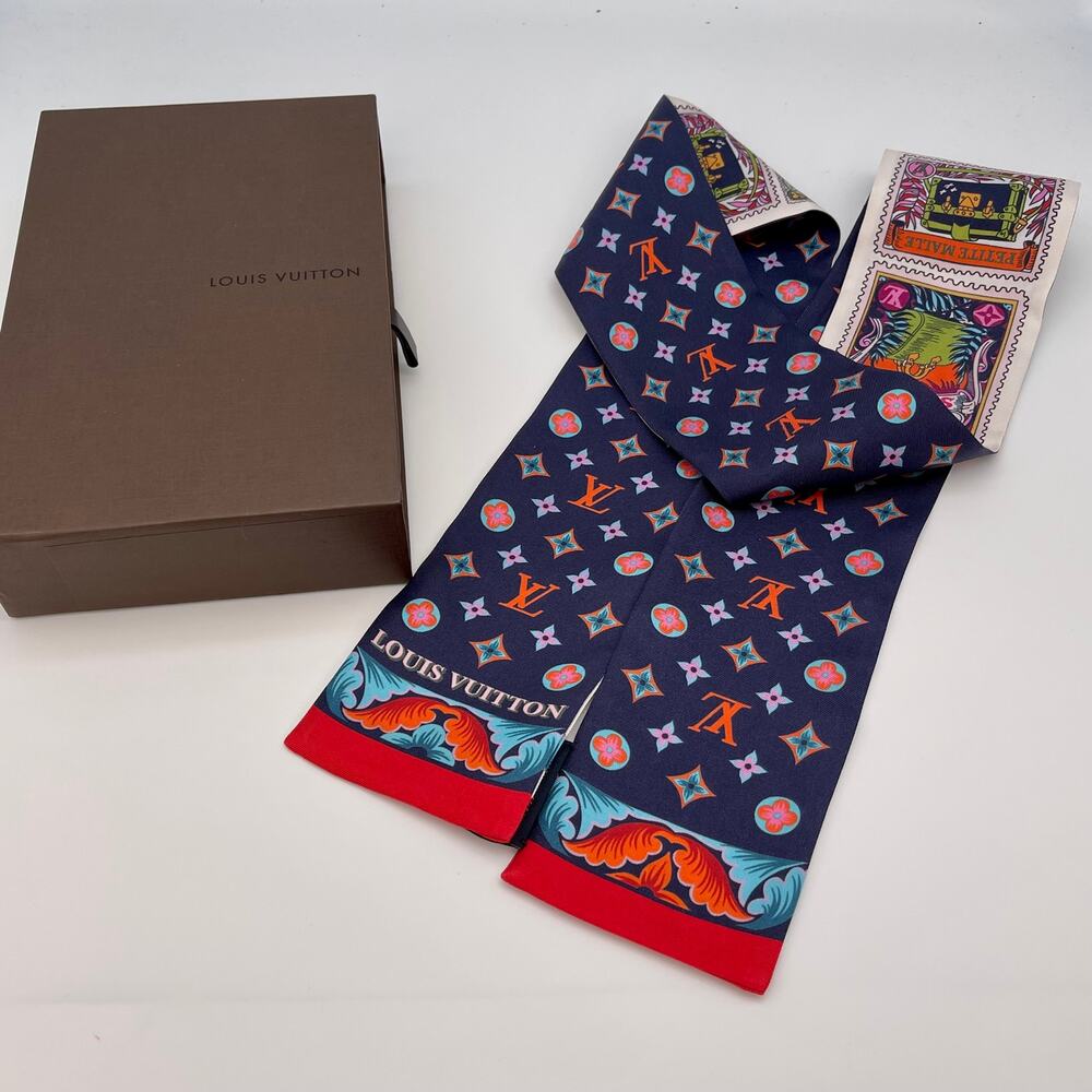 Louis Vuitton LETTRE À LOUIS Bandeau ~ Silk Skinny Scarf Blue/Red ~ M73853 NWOT - Picture 2 of 3